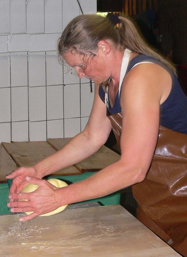 Die Butter wird kräftig geknetet