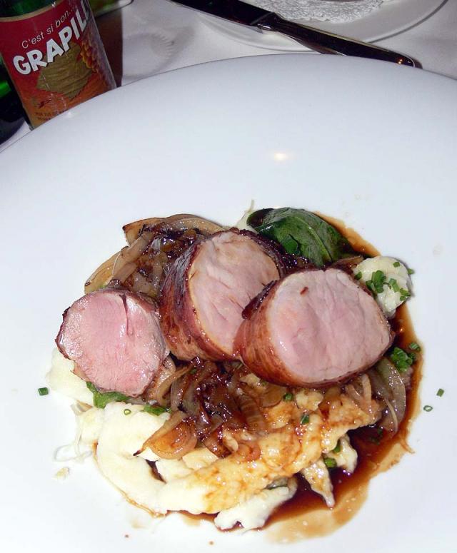 Zergeht auf der Zunge: Filet vom Brigelser Bioschwein im Speckmantel auf Pizochels