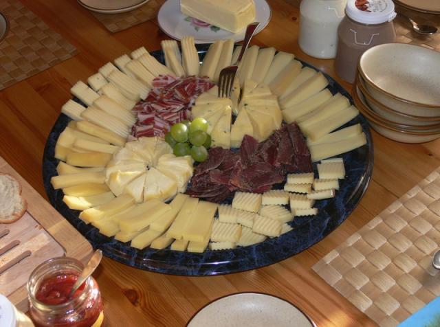 Bündner Trockenfleisch, geräucherter Schweinebauch, verschiedene Biokäse